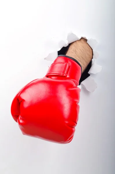 Guante de mano en el boxeo a través de agujero de papel —  Fotos de Stock