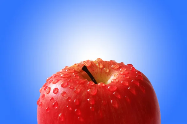 Pomme fraîche avec gouttelettes d'eau — Photo