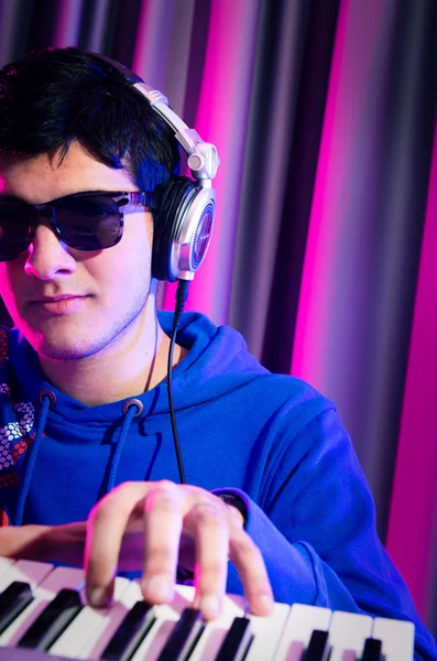 DJ микширует музыку на дискотеке — стоковое фото