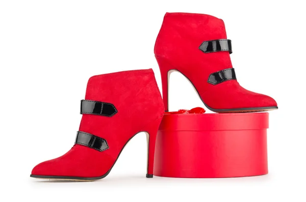 Schuhe und Geschenkbox im Modekonzept — Stockfoto