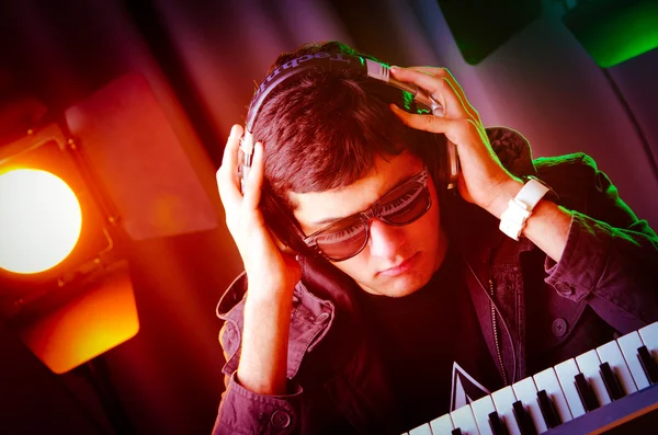 DJ mischt Musik in Disco — Stockfoto