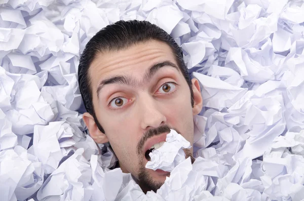 Άνθρωπος με πολλές τσαλακωμένο χαρτί — Φωτογραφία Αρχείου