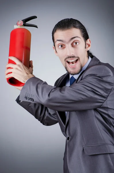 Homme avec extincteur dans le concept de lutte contre l'incendie — Photo