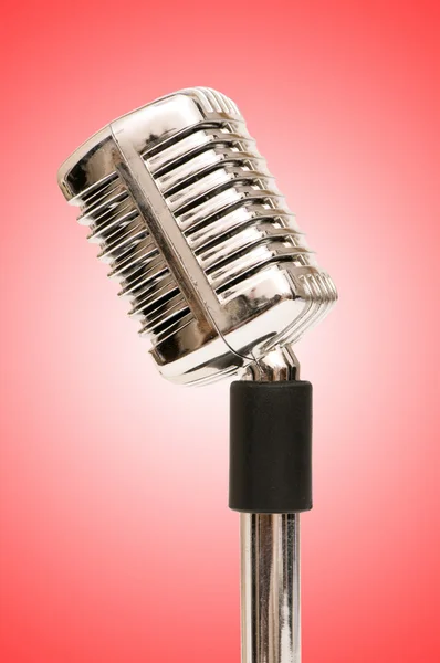 Beyaz arka plan üzerinde izole vintage mikrofon — Stok fotoğraf