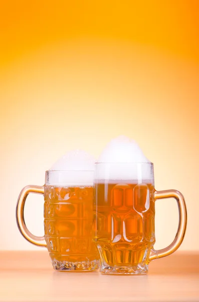 Bicchiere di birra sul tavolo — Foto Stock