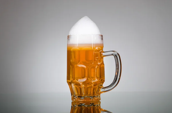 Szkło piwa na stole — Zdjęcie stockowe