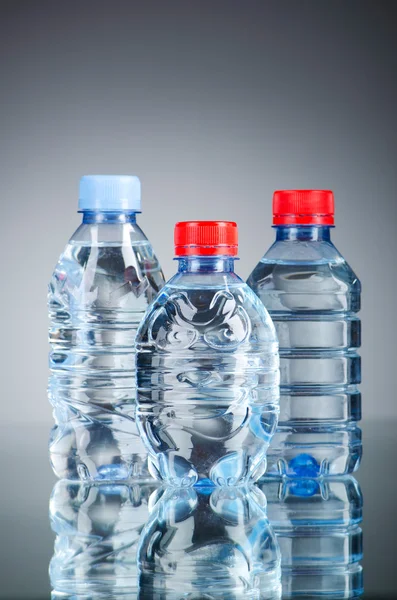 Su şişeleri sağlıklı içecek kavram olarak — Stok fotoğraf