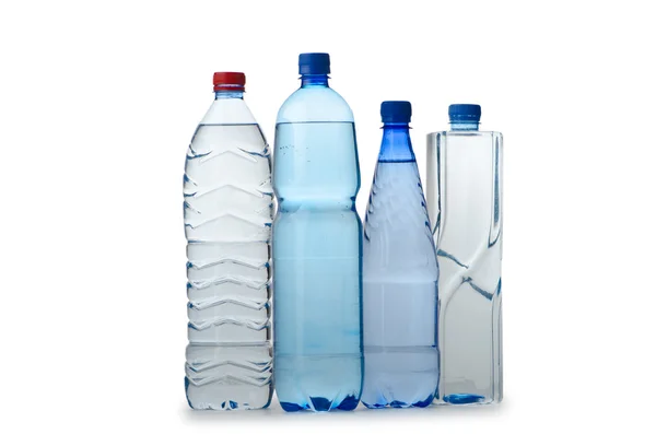 Içme suyu şişelerde beyaz — Stok fotoğraf