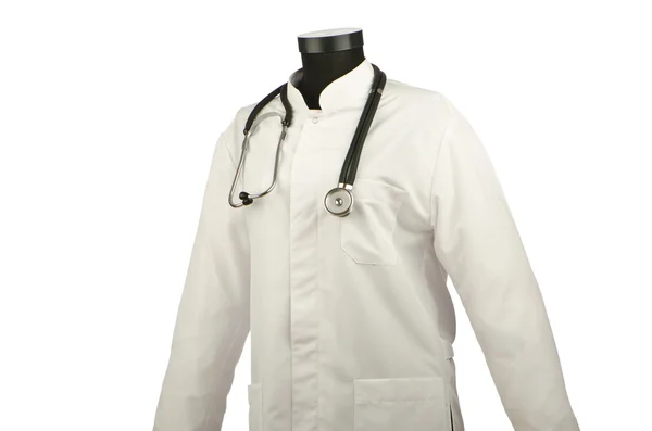 Медицинское пальто и стетоскоп изолированы на белом — стоковое фото