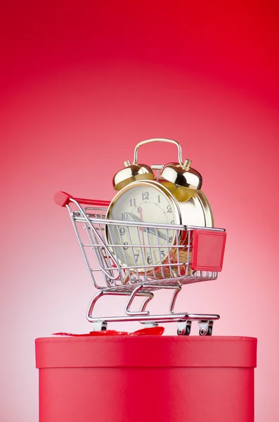 用时钟和购物车购买时间概念 — 图库照片