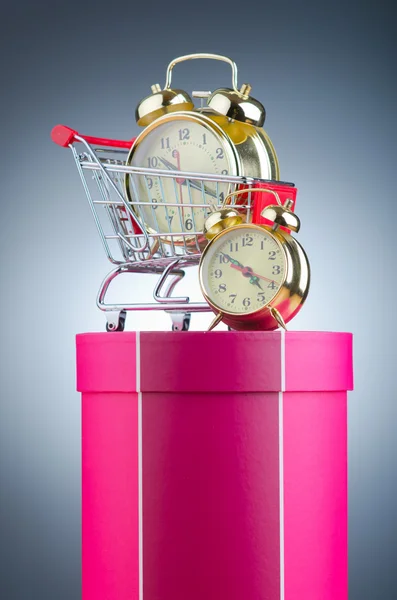 Концепція купівлі часу з годинником і кошиком — стокове фото