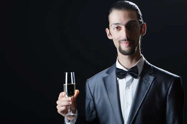 Bardağına şarap tadımı adam — Stok fotoğraf