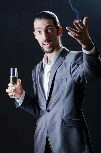 Homem degustação de vinho em vidro — Fotografia de Stock