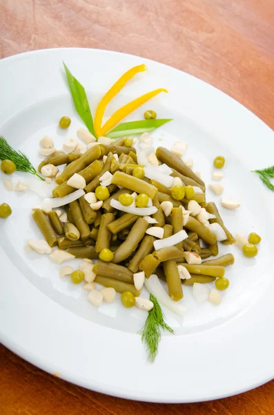 Ensalada de judías verdes en el plato — Foto de Stock