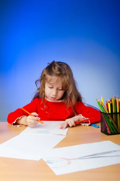 Kalemlerle çizen küçük kız. — Stok fotoğraf