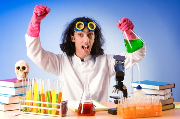 Chemicaliën in het lab experimenteren met oplossingen — Stockfoto
