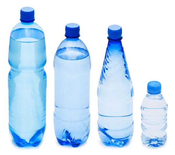 Многие бутылки воды изолированы на белом — стоковое фото