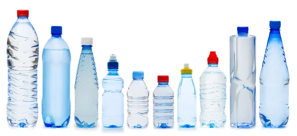 Muchas botellas de agua aisladas en blanco — Foto de Stock
