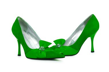 Beyaz zemin üzerine yeşil kadın ayakkabı