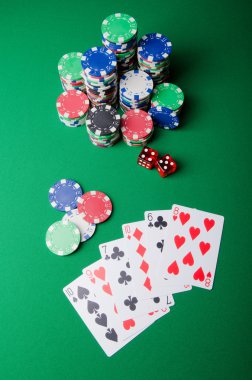 Casino konseptiyle yongaları ve kartları