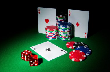 Casino konseptiyle yongaları ve kartları