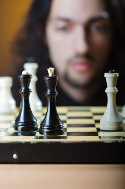 oyunu oynuyor satranç oyuncusu