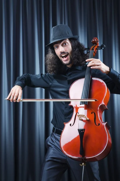 Uomo che suona il violoncello — Foto Stock