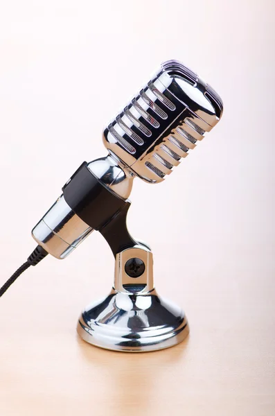 Microfone vintage contra o fundo — Fotografia de Stock