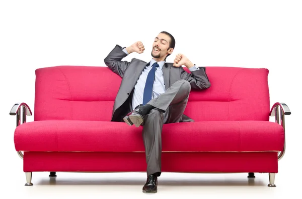 Мужчина сидит на диване — стоковое фото