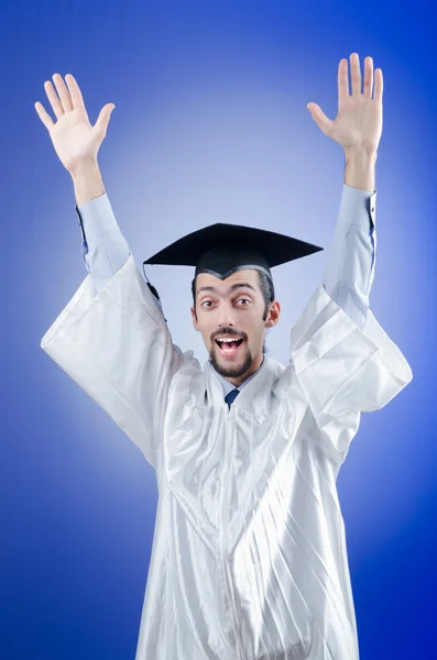 Jonge mannelijke student afgestudeerde — Stockfoto