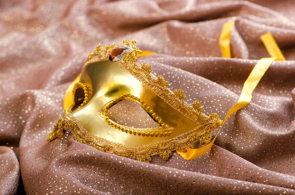 Złota maska na tle satyna — Zdjęcie stockowe