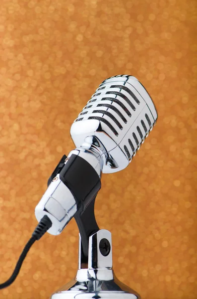 Gamla vintage mikrofon på bakgrund — Stockfoto