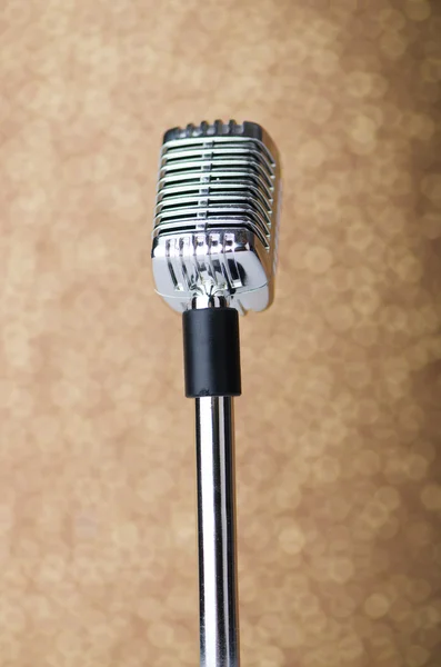 Altes Oldtimer-Mikrofon auf Hintergrund — Stockfoto