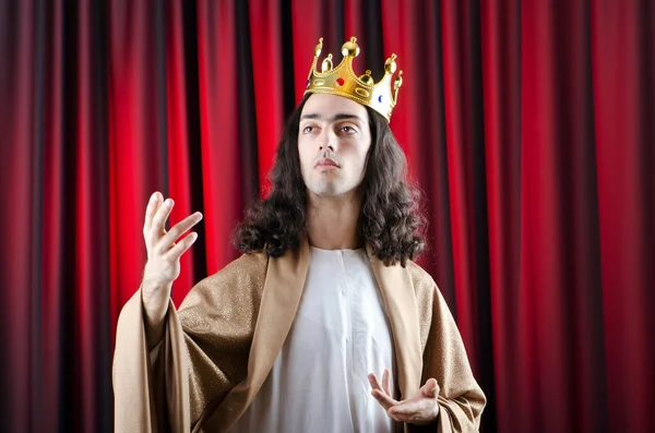 Koning met kroon tegen achtergrond — Stockfoto