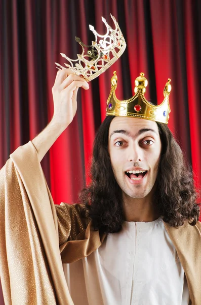Rei engraçado contra cortina vermelha — Fotografia de Stock
