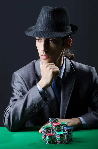 カジノでプレーの男性 — ストック写真