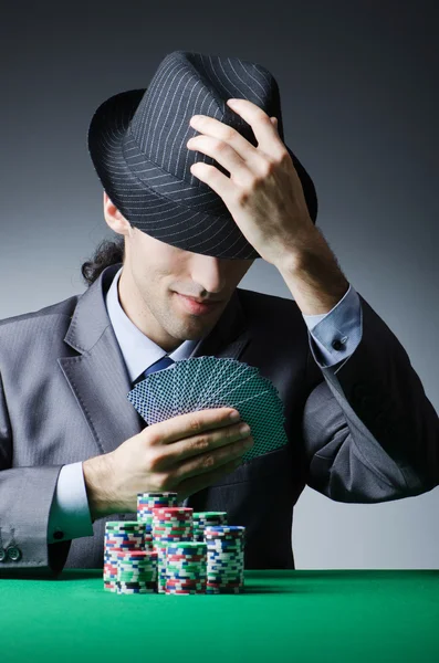 Homem jogando no cassino — Fotografia de Stock