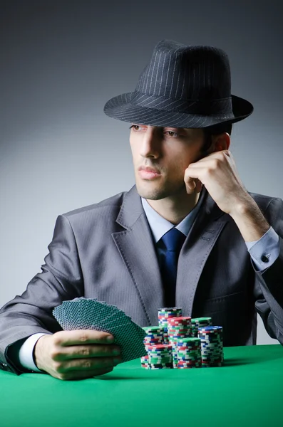Muž hraje v kasinu — Stock fotografie