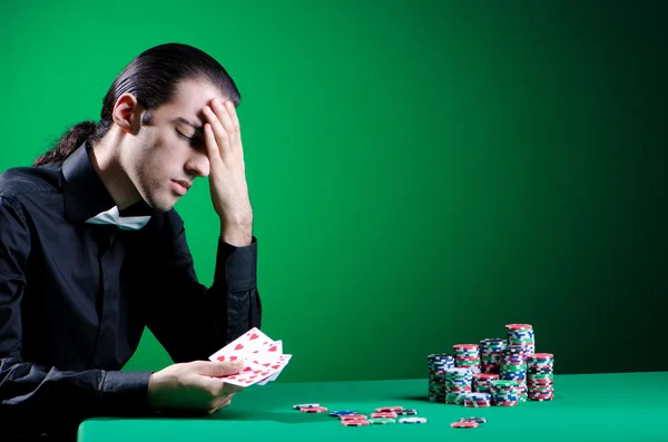 Гравець в казино і чіпси — стокове фото