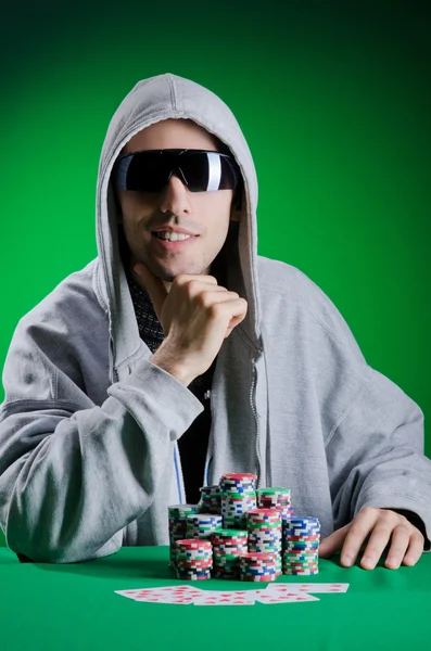 Jugador en casino y fichas — Foto de Stock