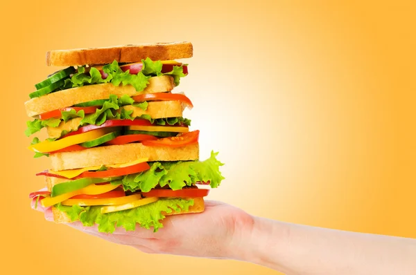 Jätte smörgås mot tonad bakgrund — Stockfoto