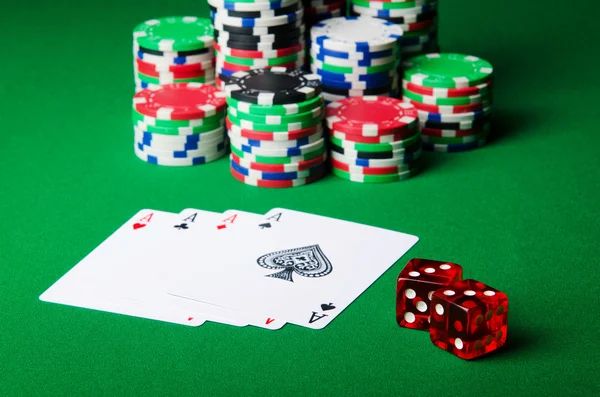 Vele kaarten en casino chips — Stockfoto