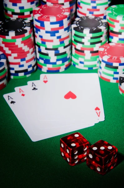 Casino konseptiyle yongaları ve kartları