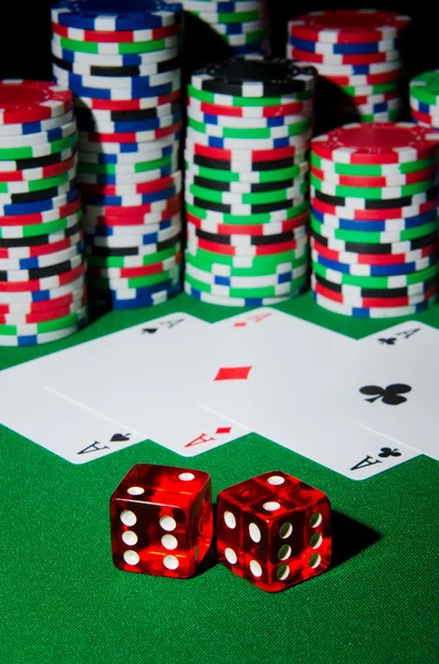 Conceito de casino com fichas e cartões — Fotografia de Stock