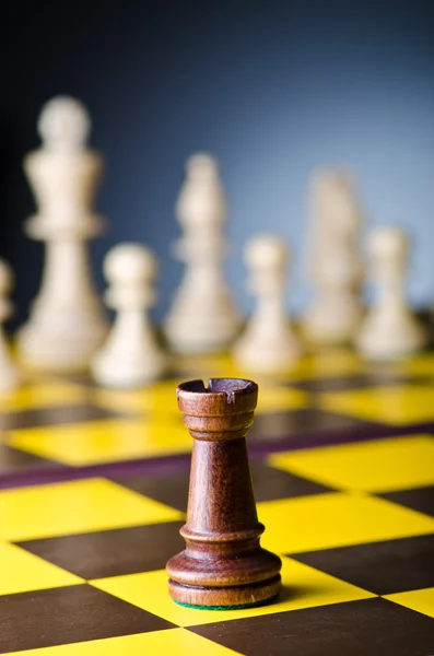 Koncepcja gry w szachy z kawałkami — Zdjęcie stockowe
