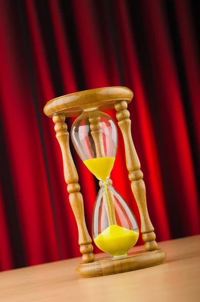 Vidrio de hora en concepto de tiempo —  Fotos de Stock