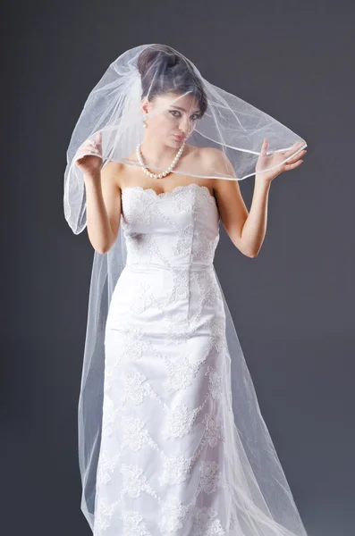 Nevěsta ve svatebních šatech v studio natáčení — Stock fotografie