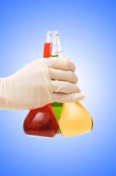 Mão com soluções químicas em gradiente — Fotografia de Stock