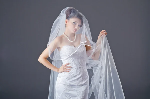 Braut im Brautkleid beim Studioshooting — Stockfoto