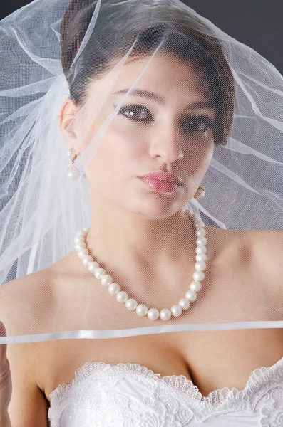 Bruid in trouwjurk in studio schieten — Stockfoto